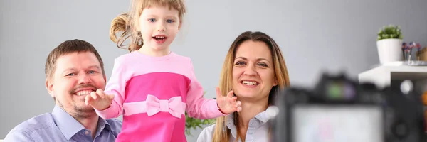 Jeune famille heureuse assis sur le canapé faisant photo session portrait — Photo