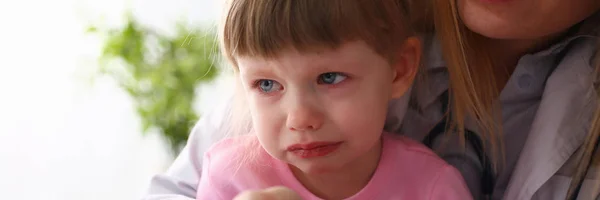 Paura bambina visitare medico holding in mano rosso giocattolo cuore — Foto Stock