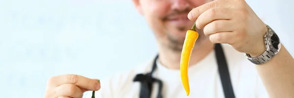 Chef sorrindo segurando pimenta caiena orgânica vermelha — Fotografia de Stock