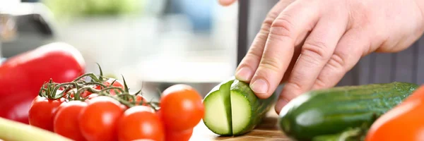 Mains masculines coupant le concombre bio vert Photo — Photo