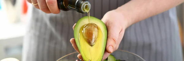 Exotisk avokado frö ingrediens hälls olivolja — Stockfoto