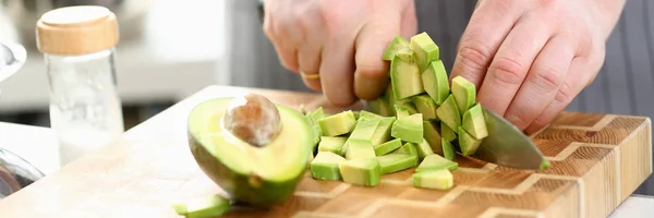 Chef händer skära bantning tropiska frukter avokado — Stockfoto