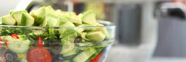 Sağlıklı doğranmış organik sebze avokado salatası — Stok fotoğraf