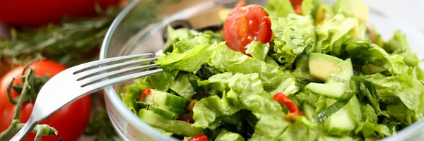 Salade de légumes bio saine Photographie à la fourchette — Photo