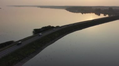 yol boyunca hareket eden araçların 4k filmi