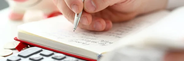 Mano masculina haciendo algunas notas con pluma de plata en papel sobre el flujo de efectivo —  Fotos de Stock