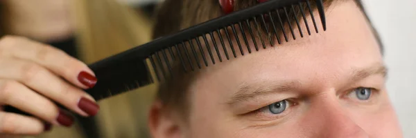 Fazendo corte de cabelo para homem cliente no salão de barbearia — Fotografia de Stock