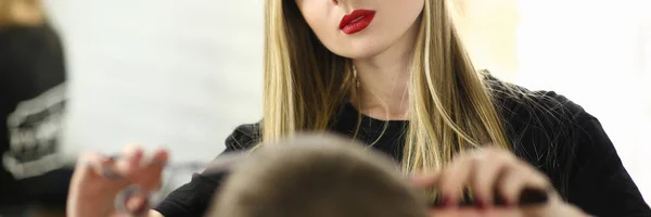 Barbiere donna taglio capelli maschile nel salone del barbiere — Foto Stock