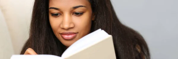 Sourire femme noire écrire histoire dans le carnet — Photo