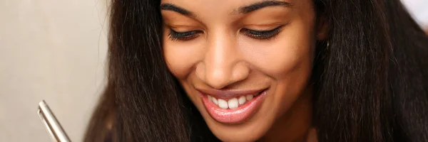 Mujer negra sonriente escribir historia en cuaderno — Foto de Stock