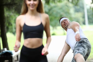 Aptal yüzü tökezledi ve kayıp azgın erkek