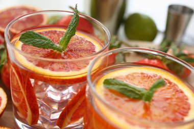 Kırmızı turuncu yumruk ev kokteyl closeup yapılan