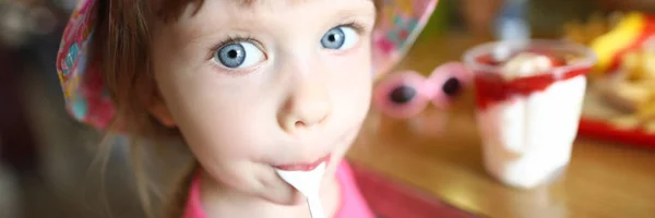 Puas anak kecil menjilat sendok dengan es — Stok Foto
