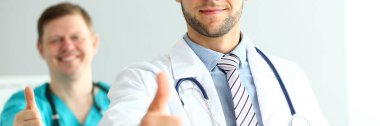 Doktorlar onay işareti göstererek