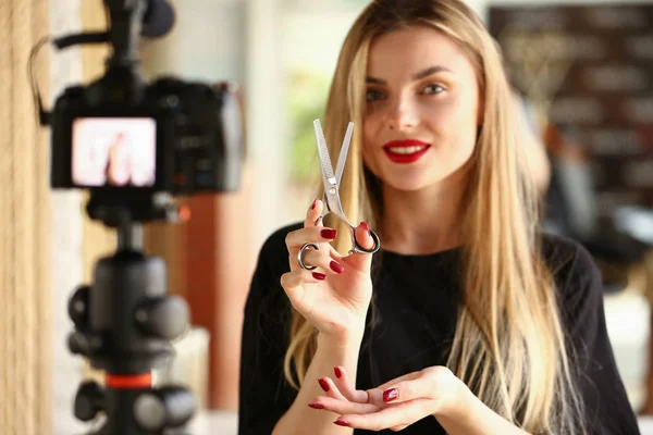 Hairstylist Vlogger com tesouras de aço para corte de cabelo — Fotografia de Stock