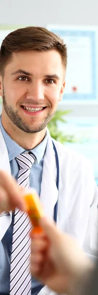 Medico gibt Patienten Tabletten — Stockfoto