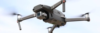 Quadrocopter gökyüzü closeup arka planda sinek