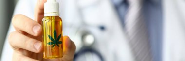 Erkek doktor marihuana yağı ile şişe tutun