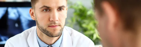 Бородатий лікар у білому халаті — стокове фото