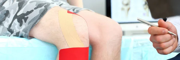 Patiënt met vastgebonden knie — Stockfoto