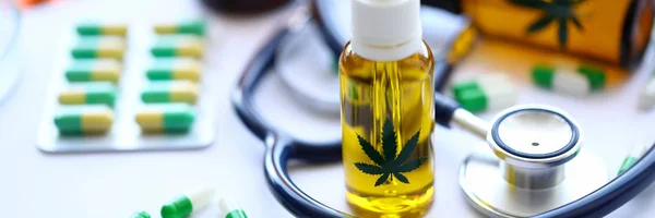 Marijuana stetoskop olja piller är på bordet — Stockfoto
