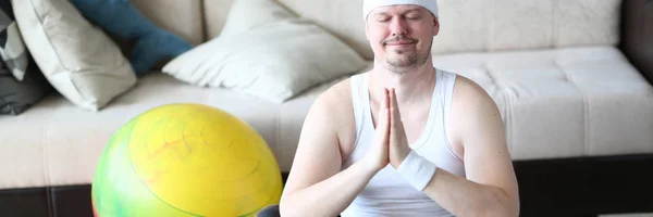 Meditasi Yoga Praktek Pria Jenggot dalam Pose Teratai — Stok Foto