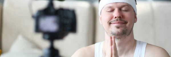 Junger Yoga-Mann nimmt Sportblog vor der Kamera auf — Stockfoto