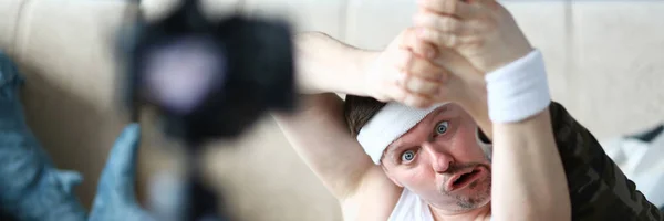 블로거 남자 와 재미있는 얼굴 하기 운동 용 다리 — 스톡 사진