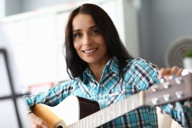 Müzik öğretmeni kadın melodiler gitar süre