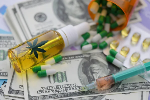 Frasco de jeringa de píldoras de marihuana mentira contra —  Fotos de Stock