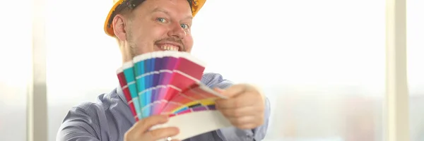 Portret van gelukkig mannelijk ontwerper houden kleurenpalet — Stockfoto