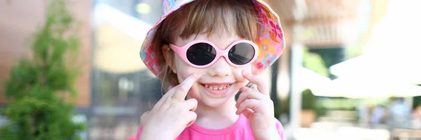 Glücklich lächelndes Mädchen Kind mit Sonnenbrille Outdoor-Porträt — Stockfoto