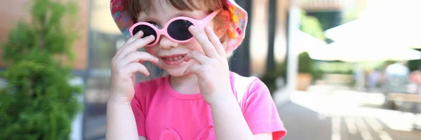 Glücklich lächelndes Mädchen Kind mit Sonnenbrille Outdoor-Porträt — Stockfoto