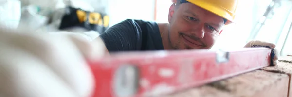 Sonriente hombre en hardhat — Foto de Stock