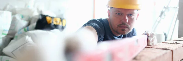 Hombre serio en hardhat — Foto de Stock