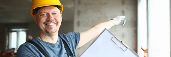 Trabalhador feliz em hardhat — Fotografia de Stock