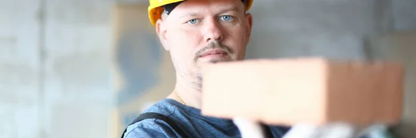 Trabajador serio en hardhat — Foto de Stock