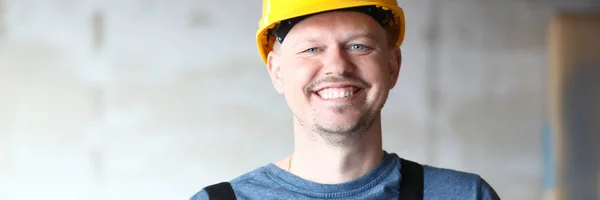 Construtor alegre em hardhat — Fotografia de Stock