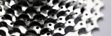 Gri arka planda sprocket kaset bisiklet