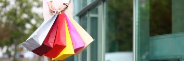 Kadın shopaholic yüksek topuklu ayakkabı tutan