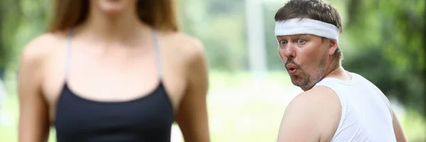 Homem obeso fazendo jogging manhã no parque — Fotografia de Stock