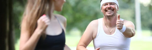 Fettleibiger Millennial-Mann läuft in Park mit — Stockfoto