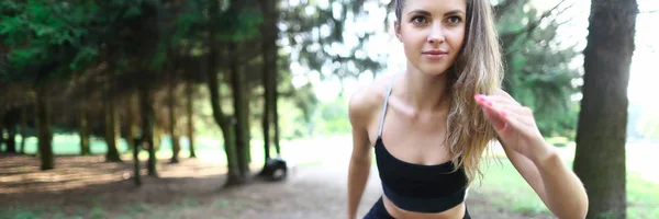 A woman park in sportswear is standing — Stock Photo, Image