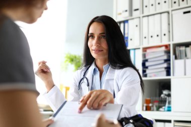 Başvuru formunda güzel beyaz kadın Gp işaret parmak