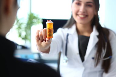 Kadın tıp Doktor elini tut hapları kavanoz ve