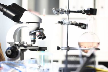 Arka plan laboratuvar mikroskobunun kafa