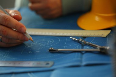 Elinde kalem tutan erkek el.