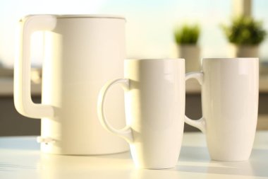 Çaydanlık ve iki trendy bardak için masaya vardır