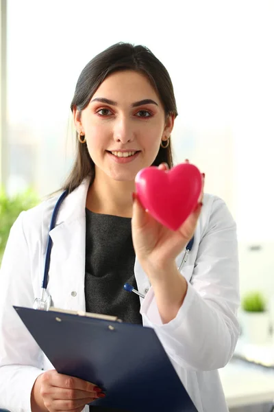 Bonito sorrindo loiro médico feminino segurar — Fotografia de Stock