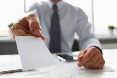 Takım elbiseli erkek kol ziyaretçiye boş arama kartı vermek